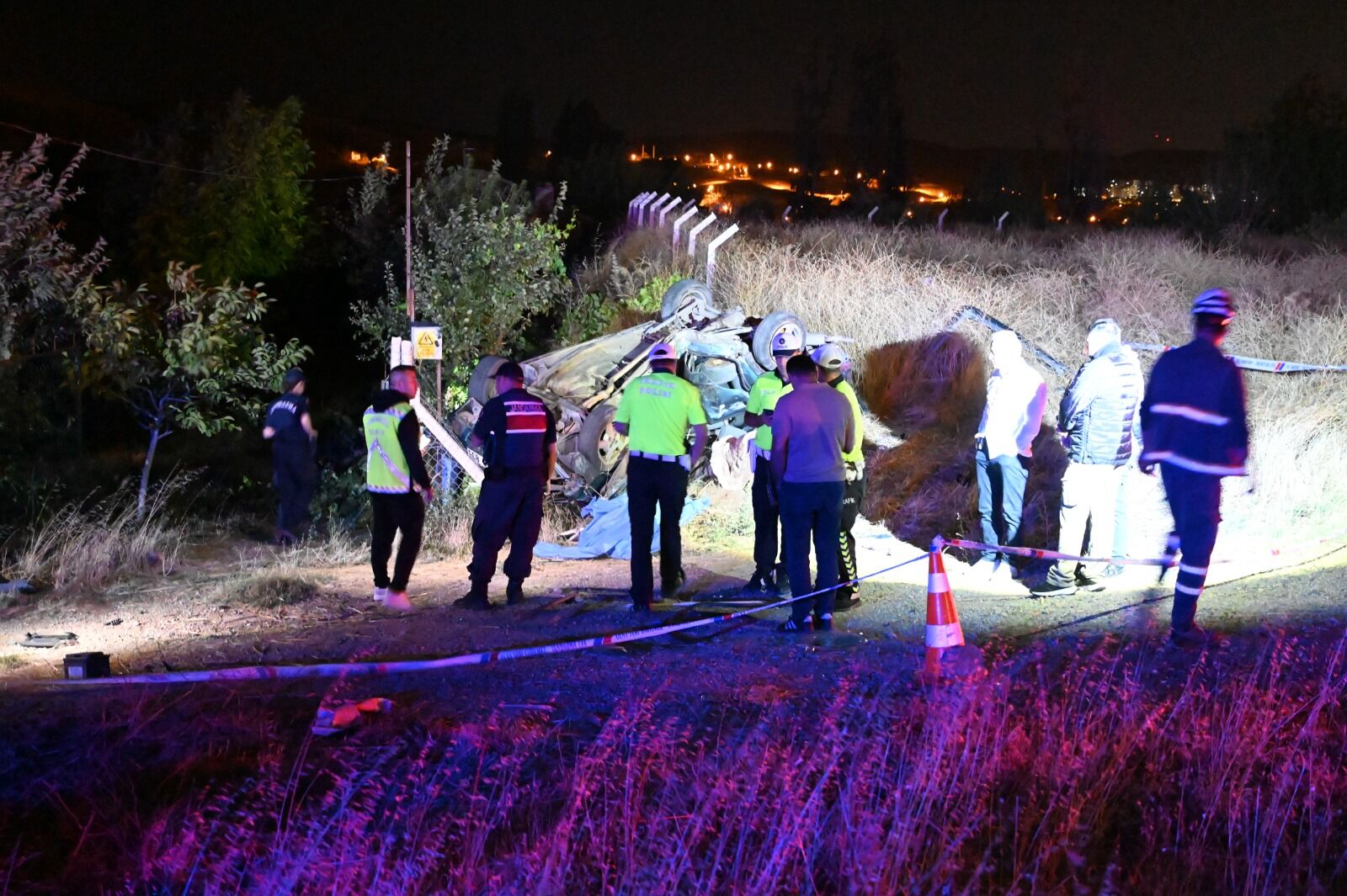 Aydınlatma Direğine Çarpan Otomobil Takla Attı 1 Ölü, 2 Yaralı (1)