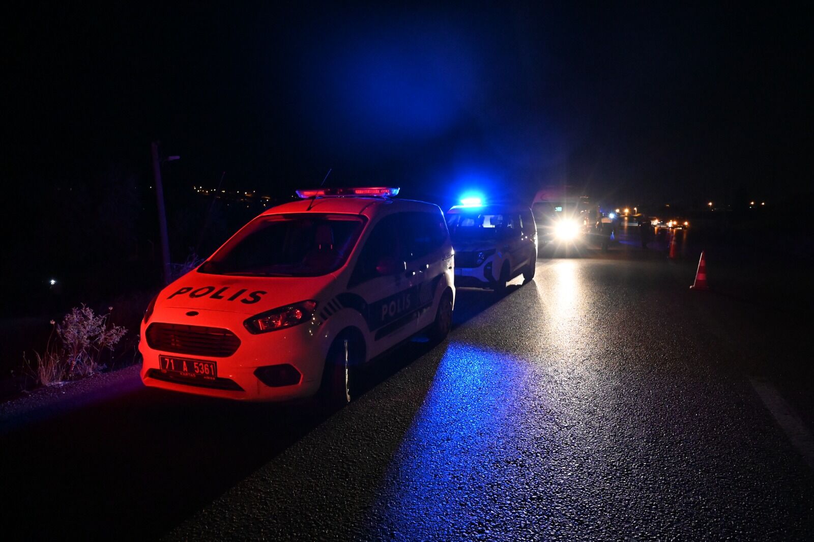 Aydınlatma Direğine Çarpan Otomobil Takla Attı 1 Ölü, 2 Yaralı (2)
