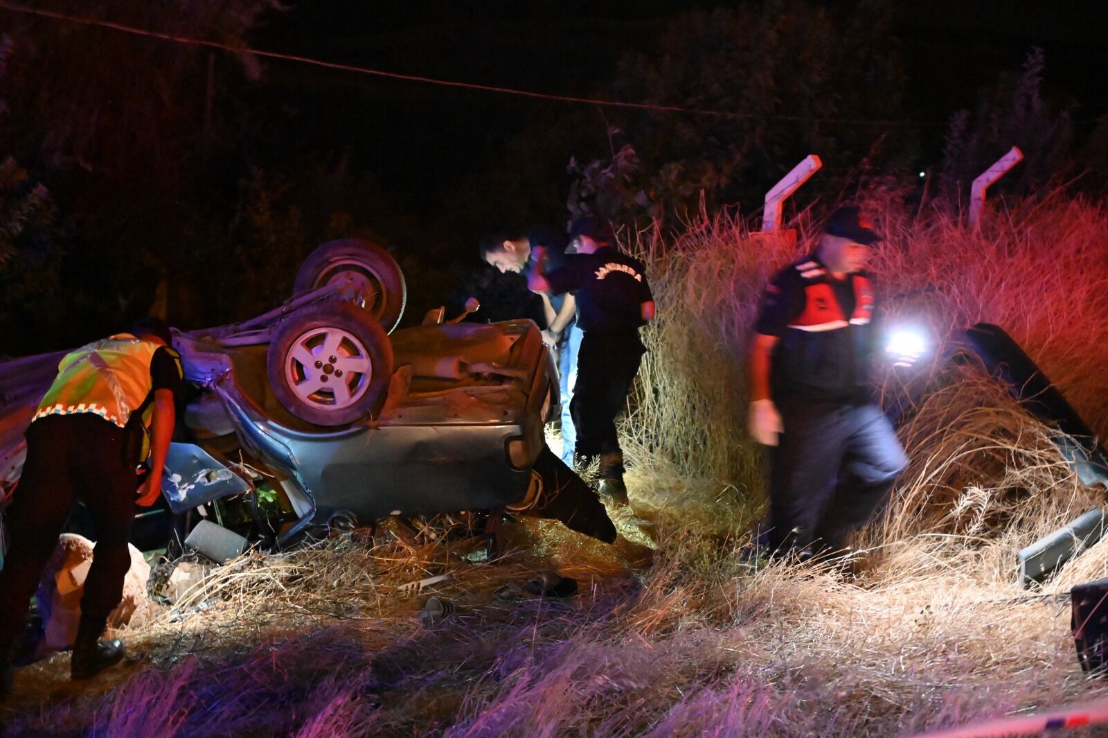 Aydınlatma Direğine Çarpan Otomobil Takla Attı 1 Ölü, 2 Yaralı (3)