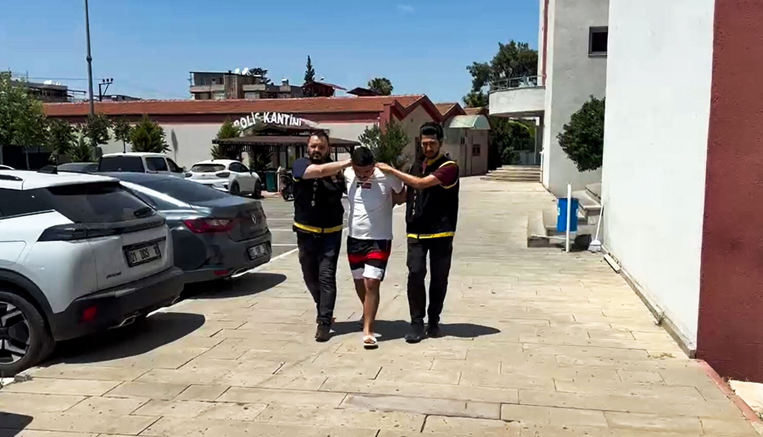 Biri hırsızlık yaptı, diğeri sürücüyü uyardı; 2 kuzen tutuklandı