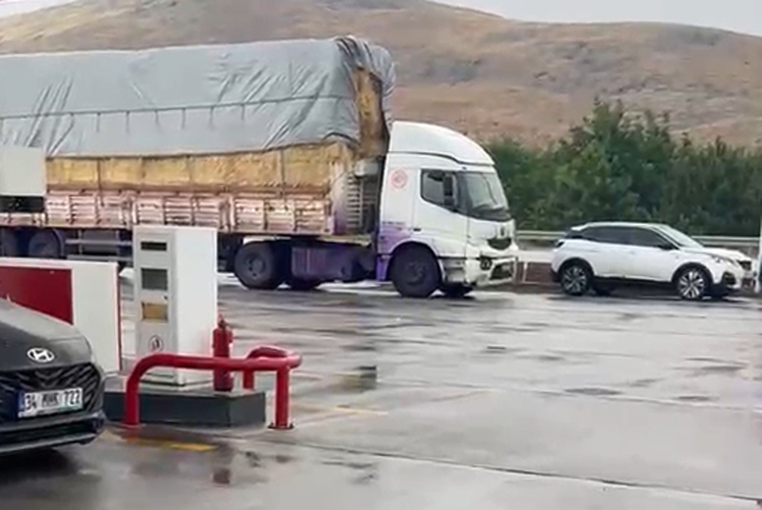 Boya yüklü TIR devrildi, yoldan geçen araçlar mora boyandı-1