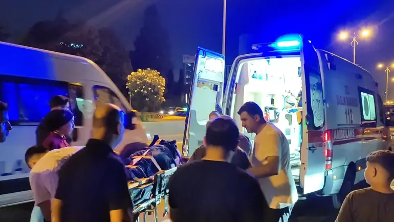 Bağcılar'da Kontrolden Çıkan Motosiklet Devrildi; 2 Yaralı