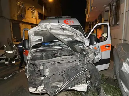 Bayrampaşa’da Hasta Taşıyan Ambulans Ile Otomobil Çarpıştı; 3 Yaralı