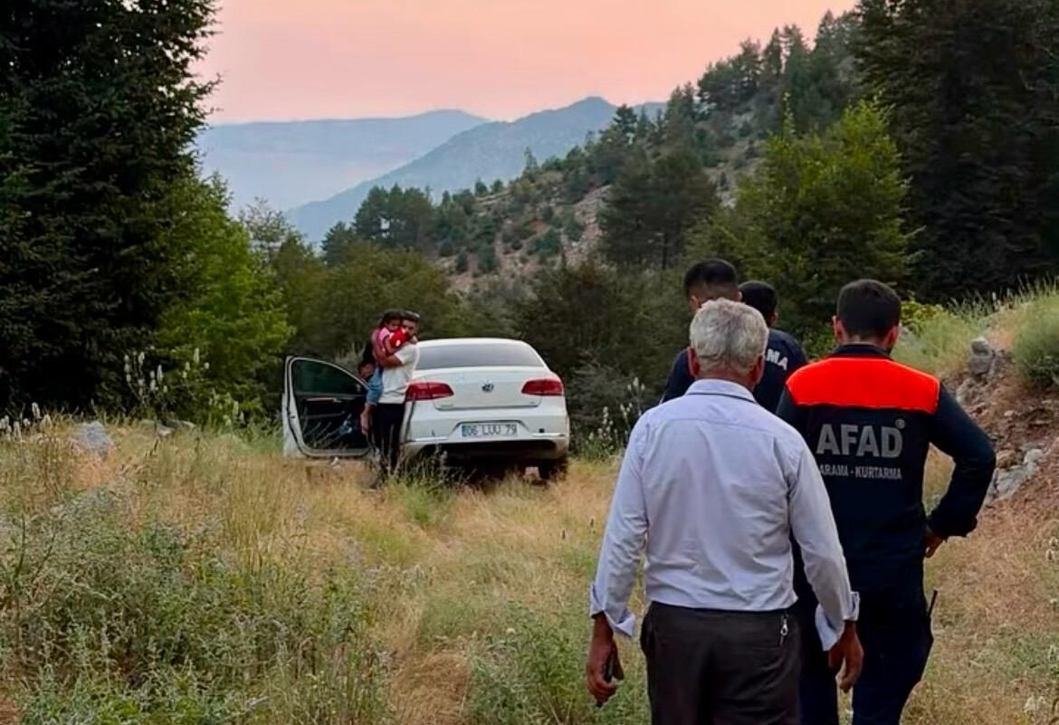 Kahramanmaraş’ta araçta mahsur kalan baba ve kızı kurtarıldı