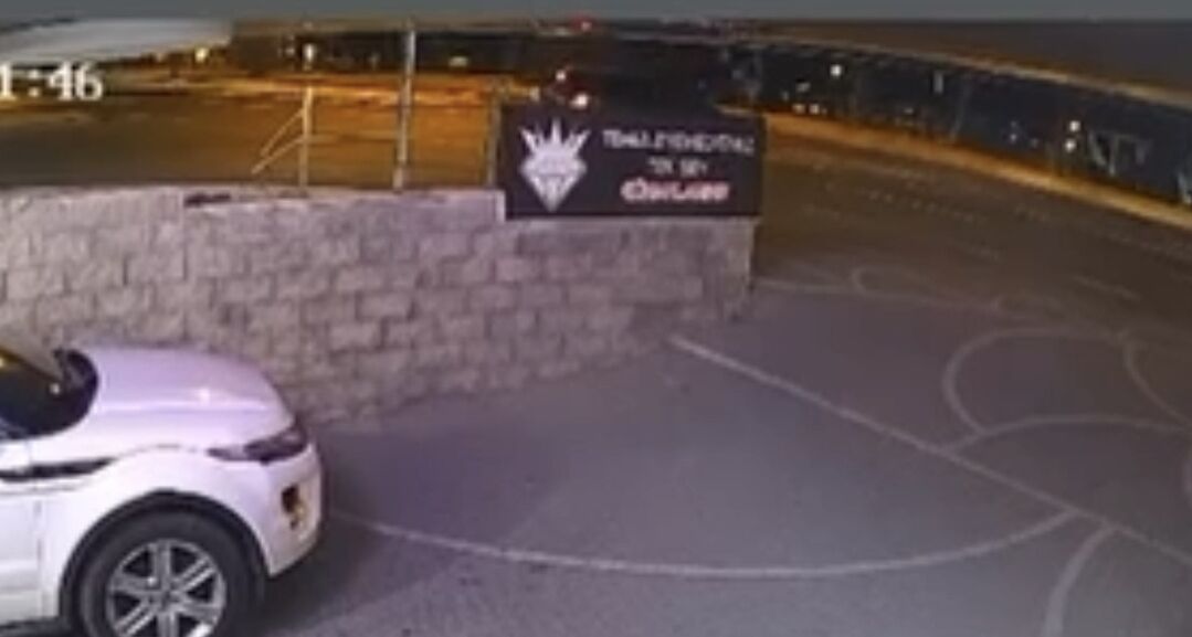 Beylikdüzü'nde Kavşakta Korkunç Çarpışma! Motosikletteki İki Kişi Savruldu (4)