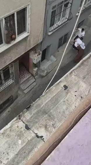 Beyoğlu’nda Eniştesinin Dükkanında Fön Çektirdi; Para Vermek Istemeyince Taş Ve Sopalarla Evini Bastılar