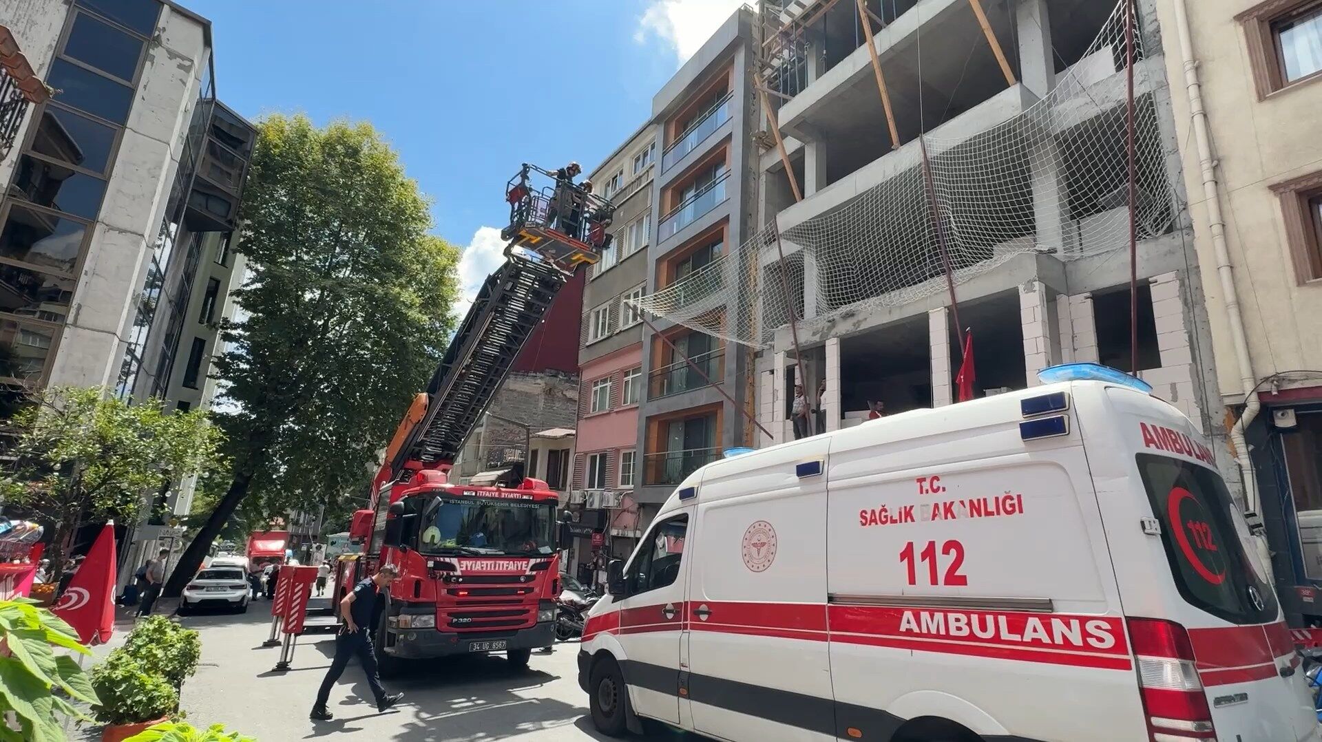Beyoğlu'nda Turist Çıplak Halde Çatıya Çıktı (2)