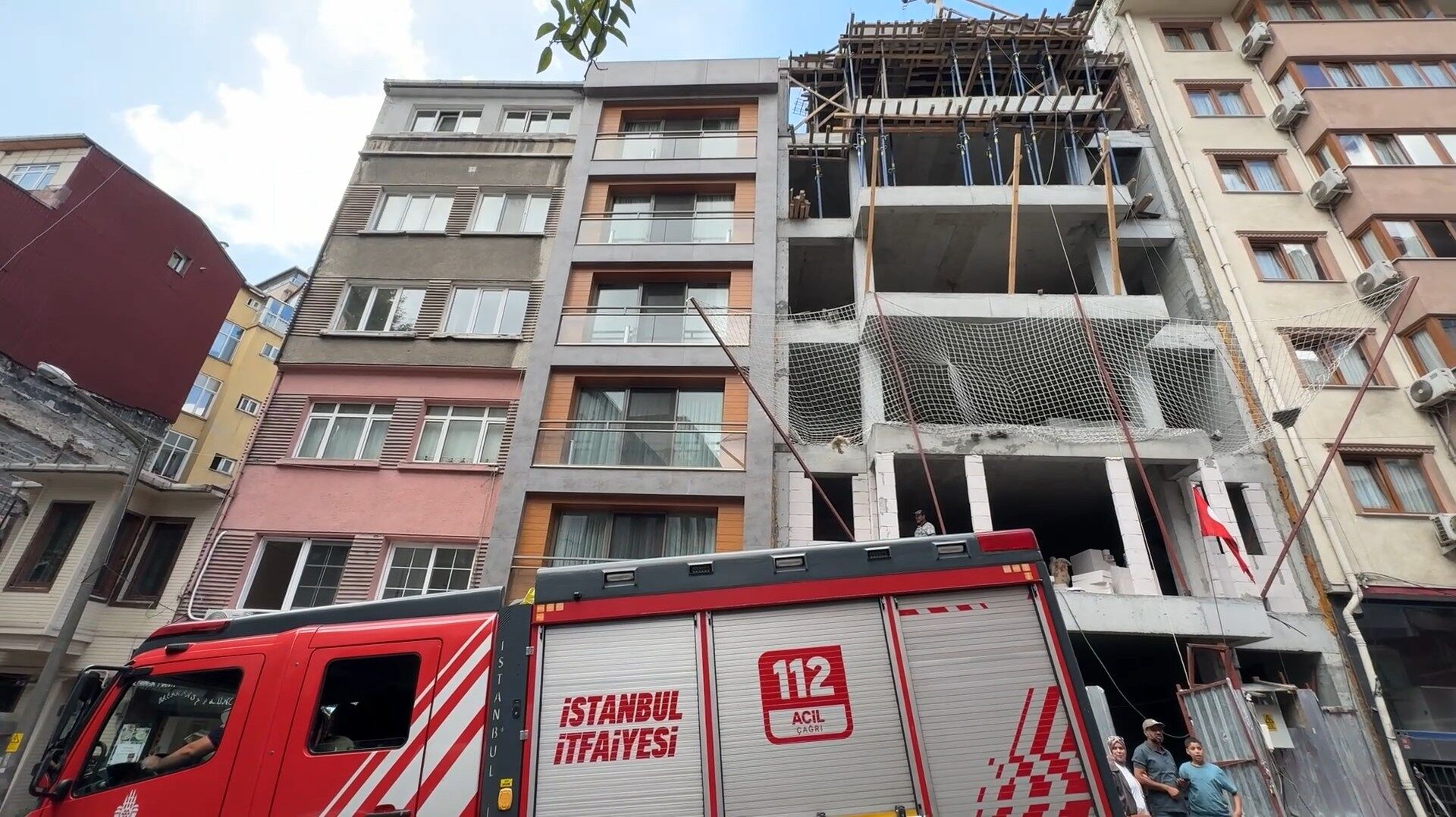 Beyoğlu'nda Turist Çıplak Halde Çatıya Çıktı (3)