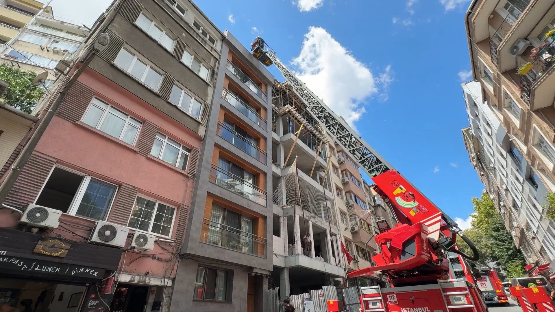 Beyoğlu'nda Turist Çıplak Halde Çatıya Çıktı (4)