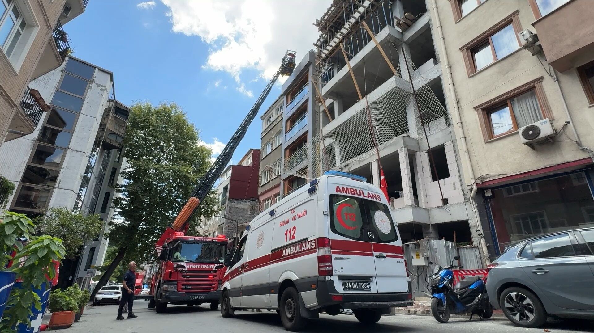 Beyoğlu'nda Turist Çıplak Halde Çatıya Çıktı (5)