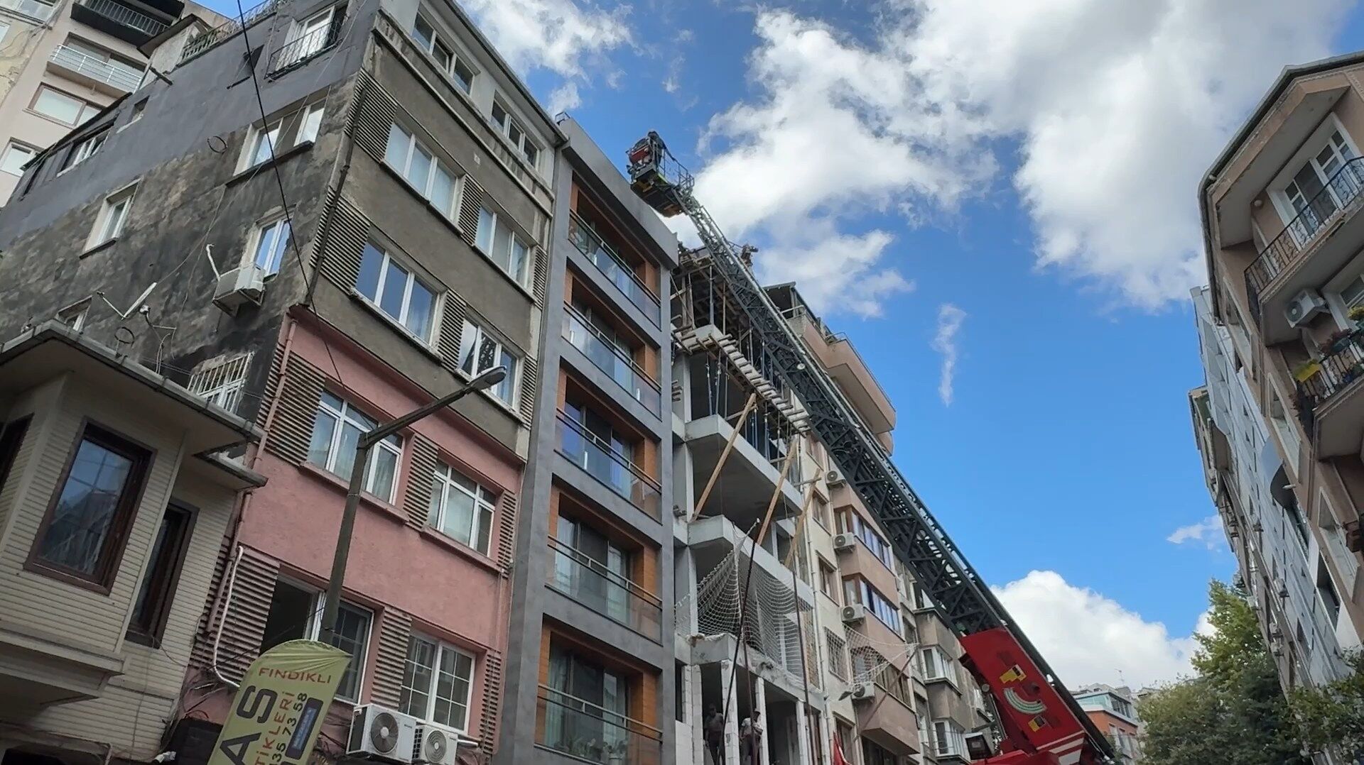 Beyoğlu'nda Turist Çıplak Halde Çatıya Çıktı (6)