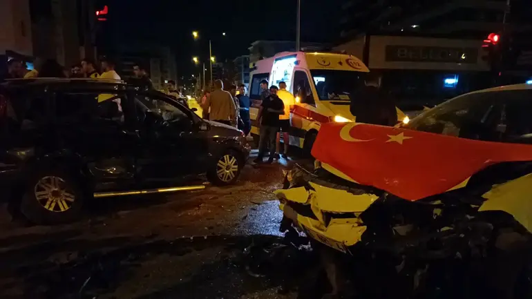 Bursa'da 2 Otomobil Çarpıştı; 7 Yaralı
