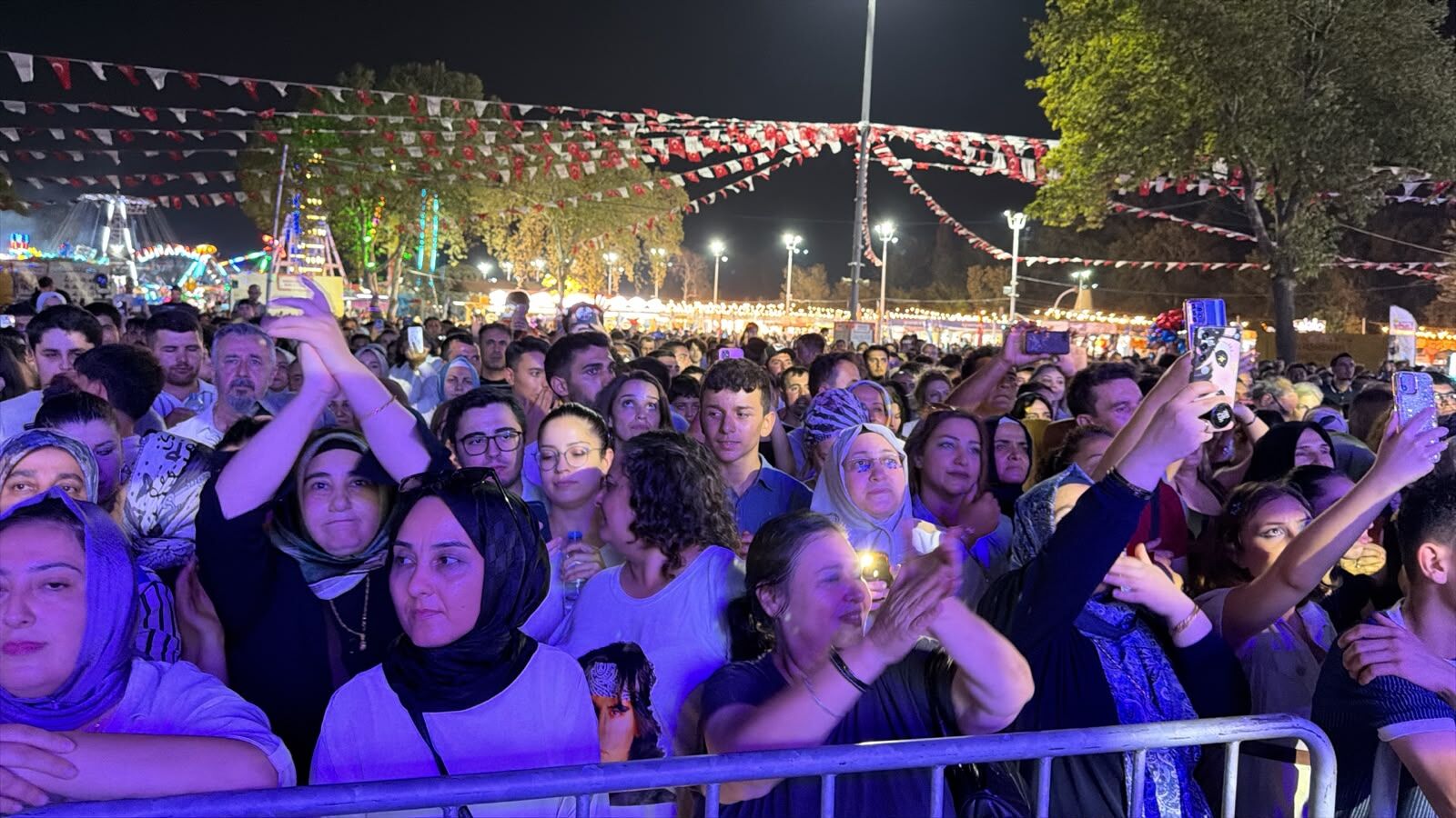 Çelik, Sevilen Şarkılarıyla Kahramanmaraşlılarla Buluştu (2)