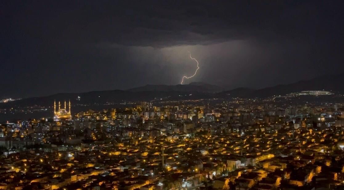 Kahramanmaraş’ta Yıldırımlar Geceyi Gündüze Çevirdi