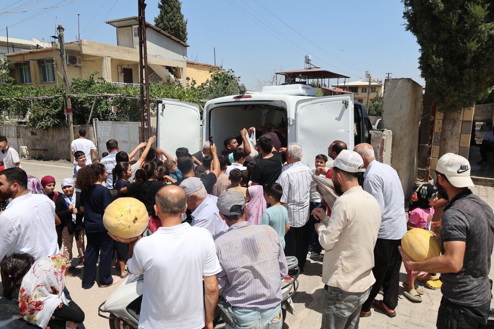 Depremzede Vatandaşlara 100 Ton Kavun Ücretsiz Dağıtıldı (4)