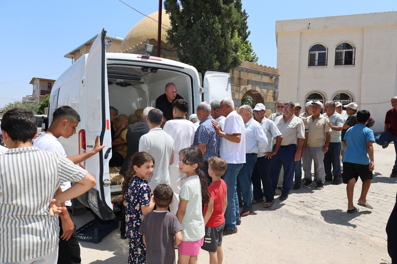 Depremzede Vatandaşlara 100 Ton Kavun Ücretsiz Dağıtıldı (5)