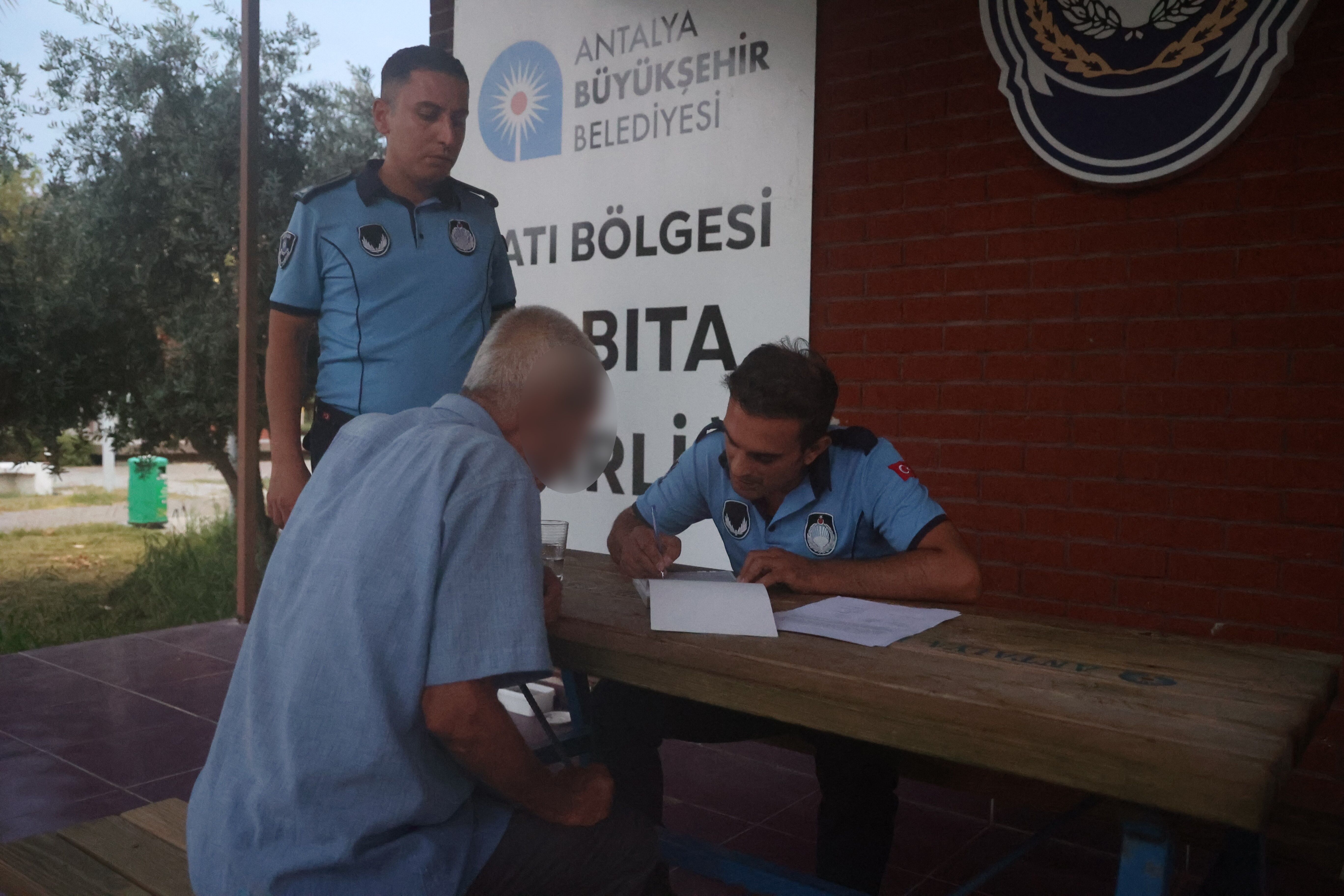 Dilencilik Yaparken Yakalandı, Cebinden Çıkan Para Herkesi Şaşırttı (3)