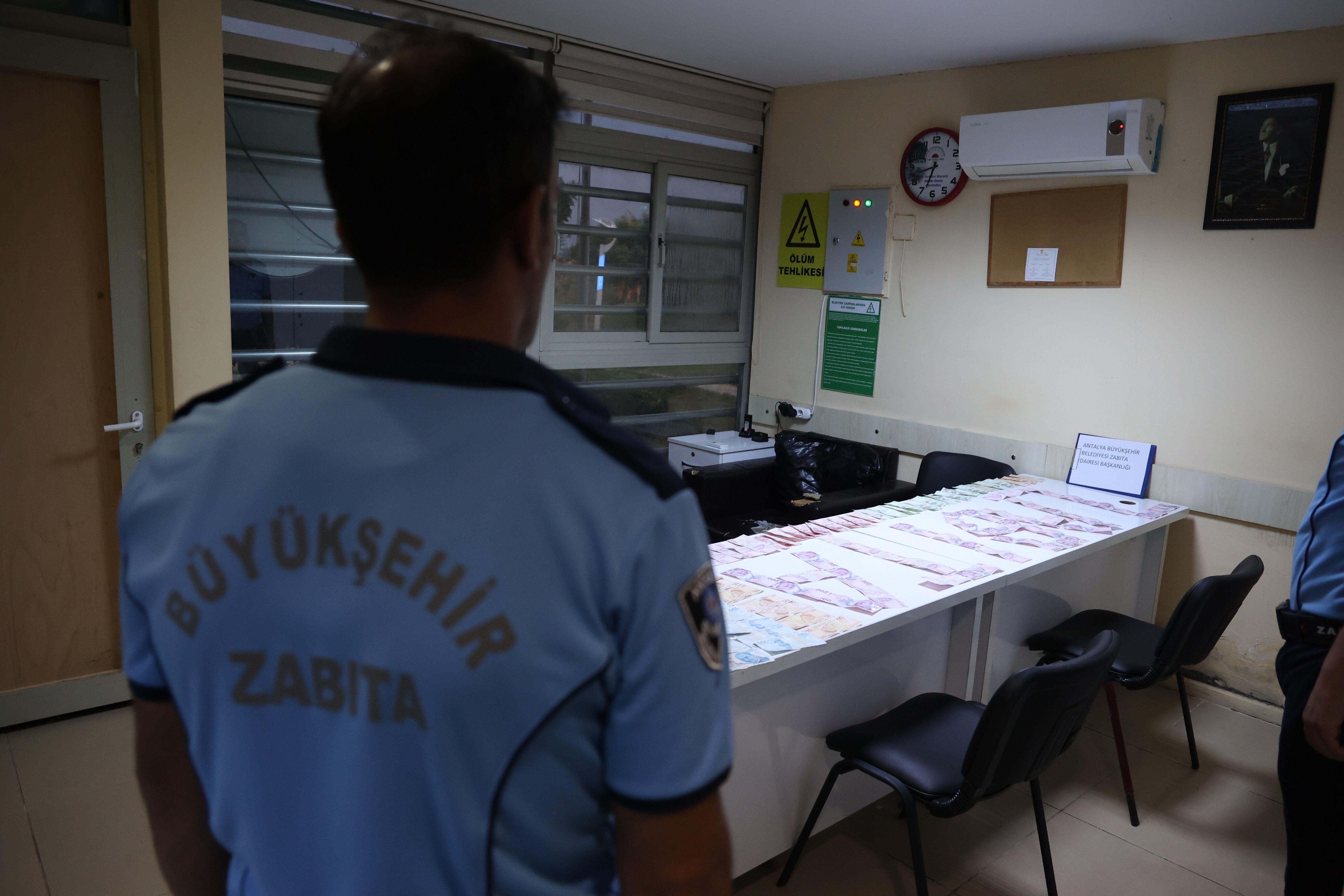 Dilencilik Yaparken Yakalandı, Cebinden Çıkan Para Herkesi Şaşırttı (7)