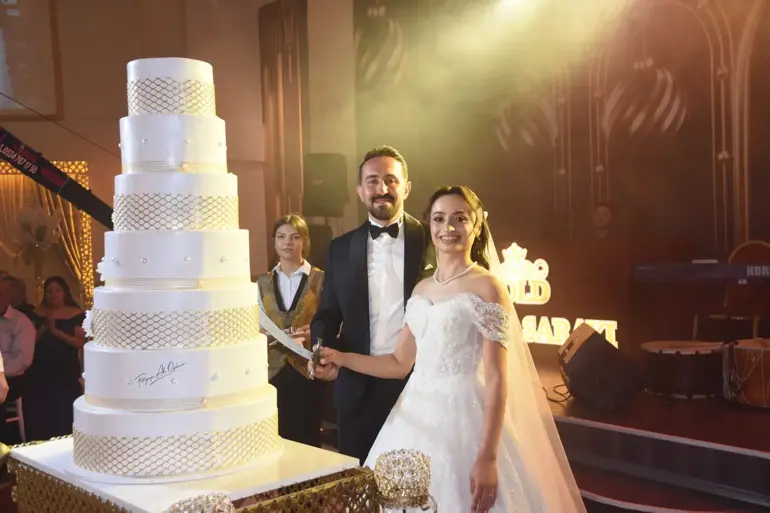 Düğünde Arkadaşları, Damada Hurda Otomobil Hediye Etti