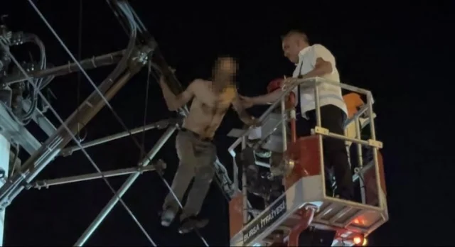 “Düşmanlarım Var” Diyerek Direğe Tırmandı! Ulaşım Durma Noktasına Geldi (1)