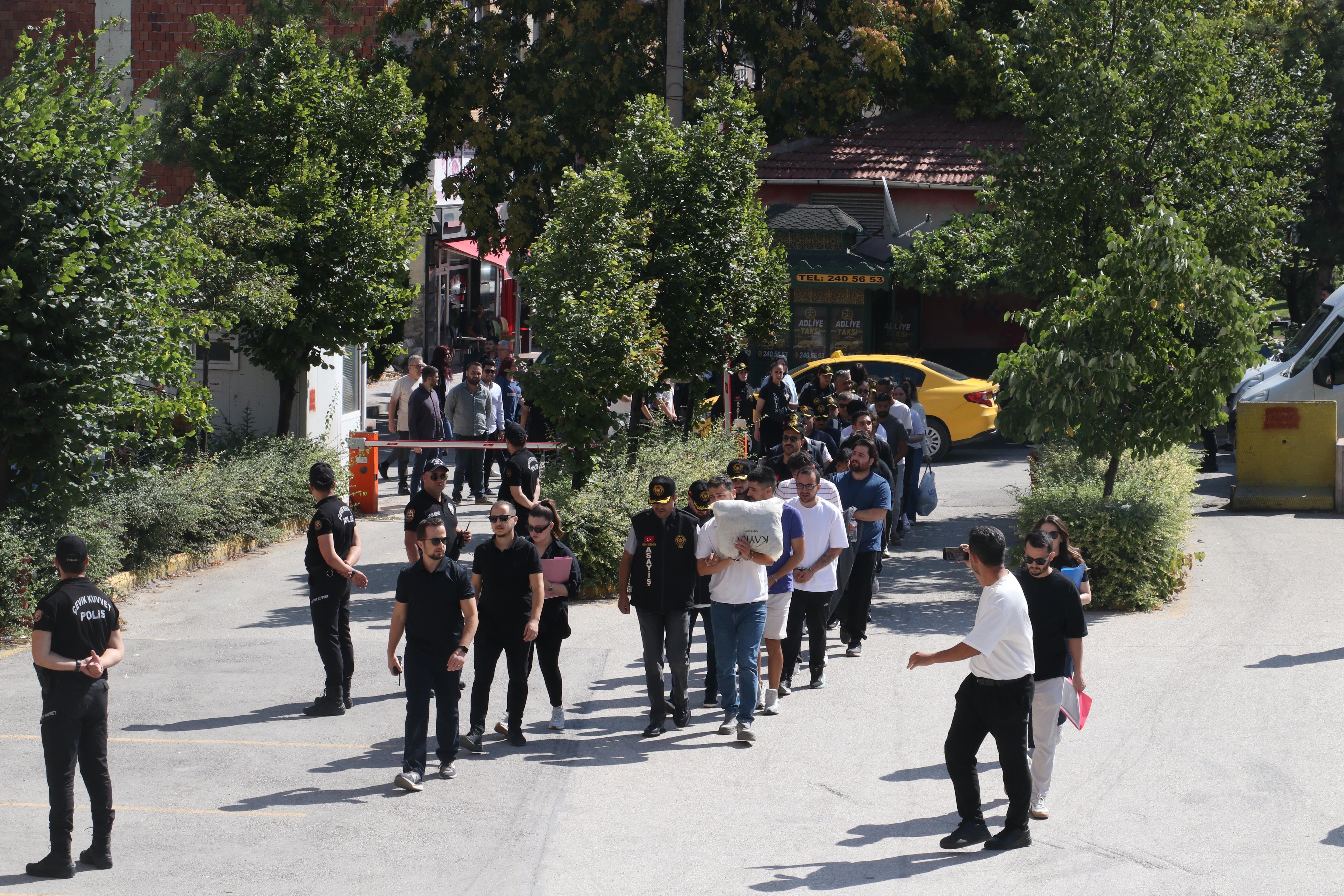 Eskişehir merkezli 19 ilde modem dolandırıcılığı operasyonunun şüphelileri adliyede-1