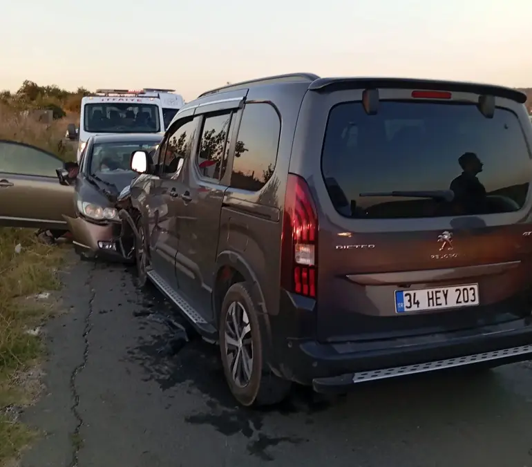 Edirne’de Otomobil Ile Hafif Ticari Araç Kafa Kafaya Çarpıştı; 2 Yaralı