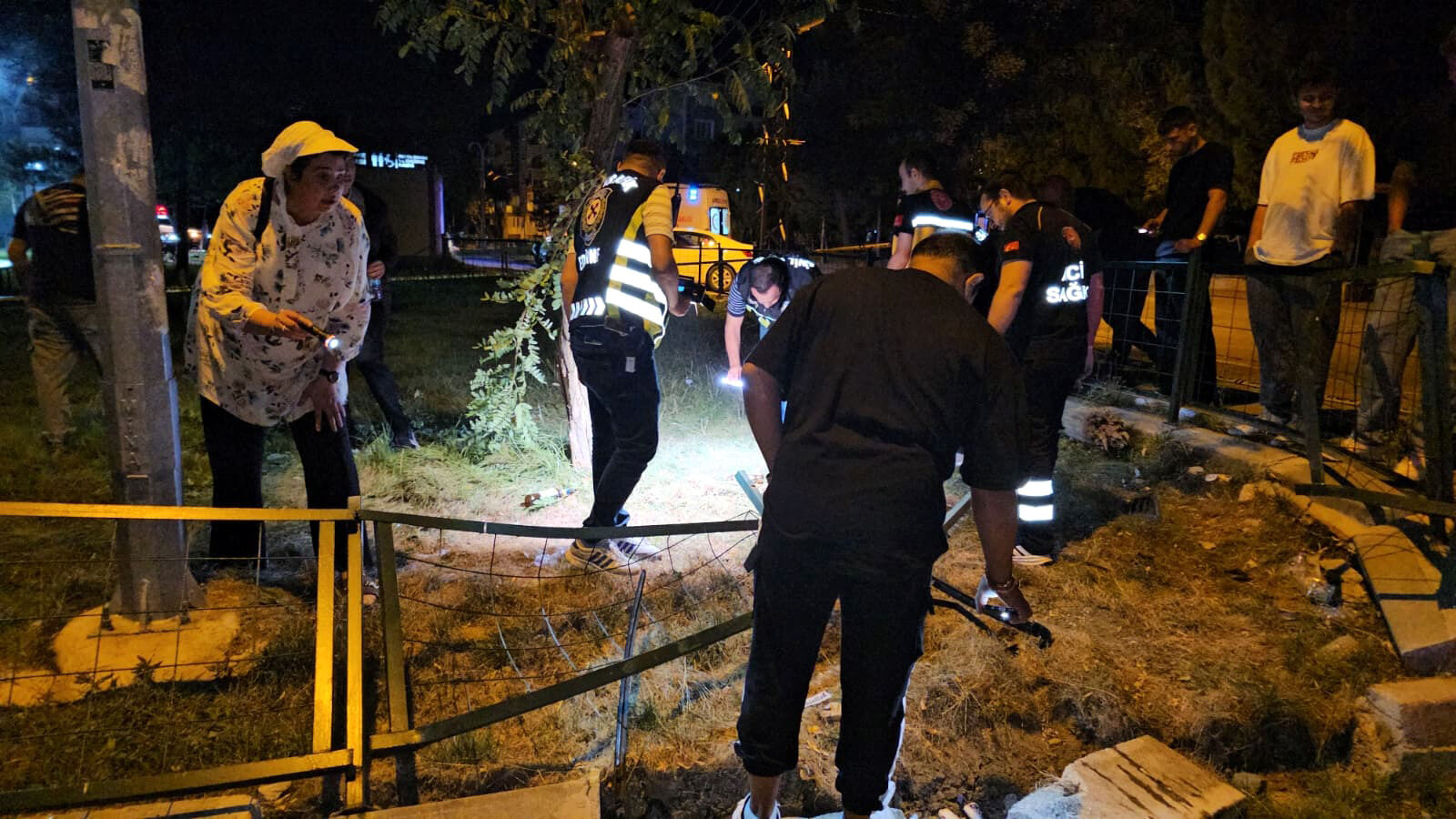 Edirne’de Otomobil Takla Atıp Parka Girdi! Kopan Parmak Dakikalarca Arandı (1)