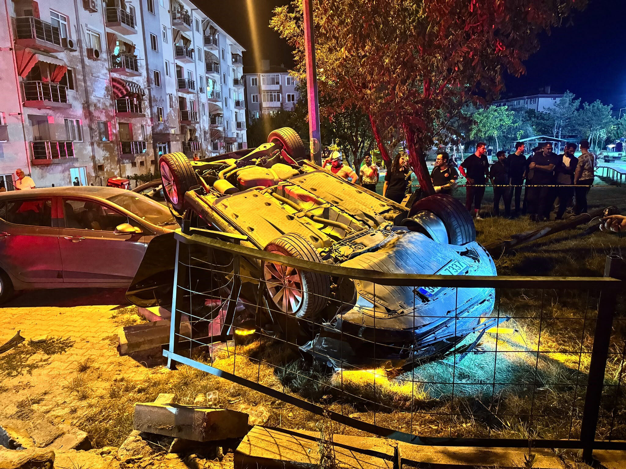 Edirne’de Otomobil Takla Atıp Parka Girdi! Kopan Parmak Dakikalarca Arandı (2)