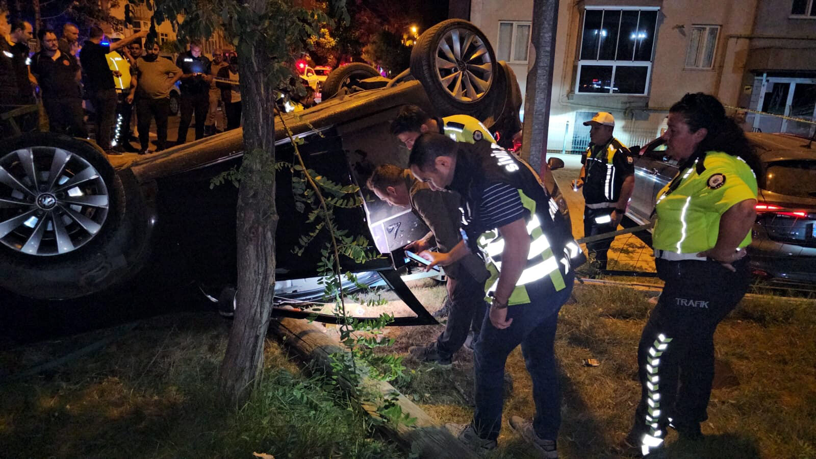 Edirne’de Otomobil Takla Atıp Parka Girdi! Kopan Parmak Dakikalarca Arandı (3)