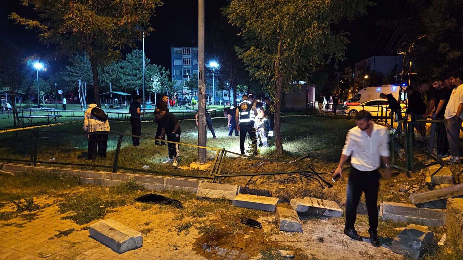 Edirne’de Otomobil Takla Atıp Parka Girdi! Kopan Parmak Dakikalarca Arandı (6)