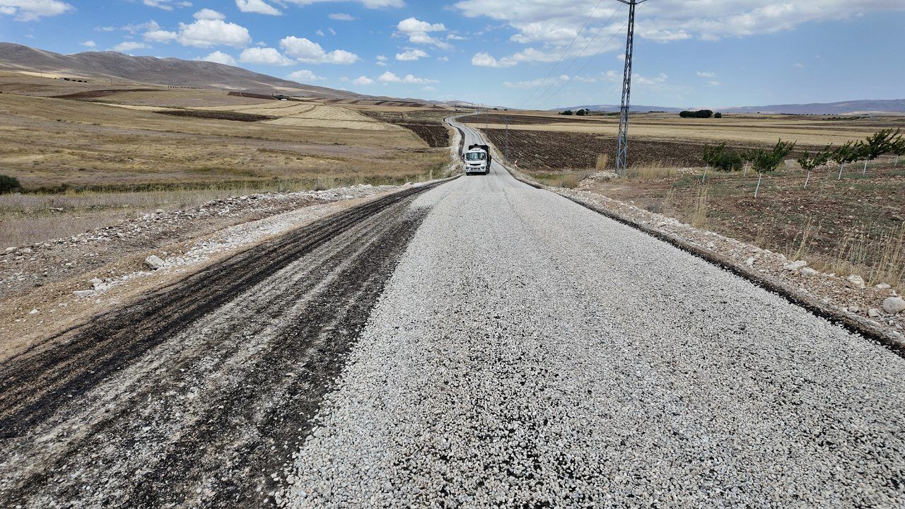 Elbistan'da 10 Kilometrelik Yol Asfaltlanıyor (1)