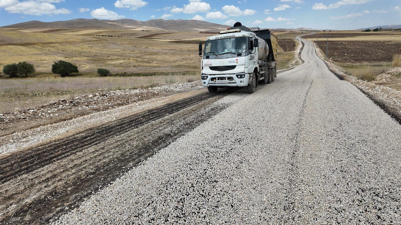 Elbistan'da 10 Kilometrelik Yol Asfaltlanıyor (2)