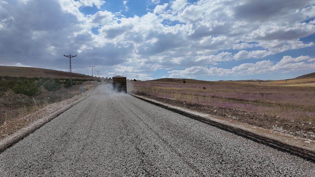 Elbistan'da 10 Kilometrelik Yol Asfaltlanıyor (3)