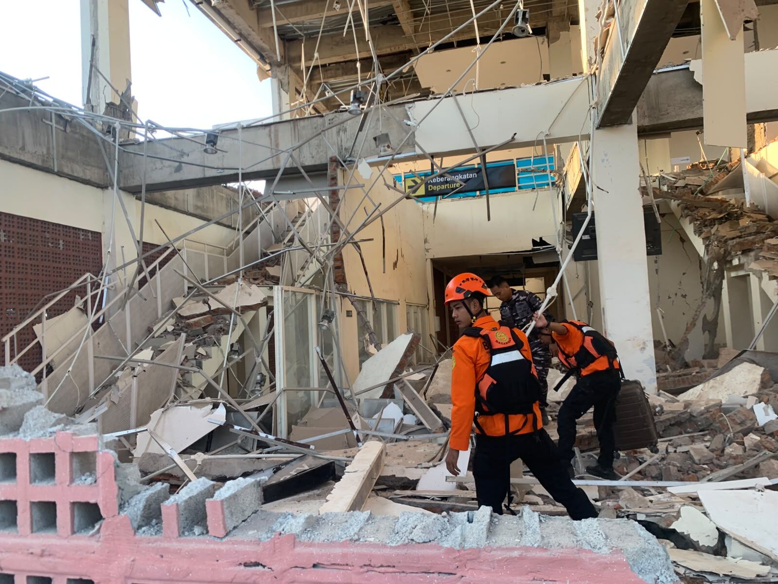 Endonezya’da 7.7 Büyüklüğünde Deprem! 20 Kişi Hayatını Kaybetti (2)