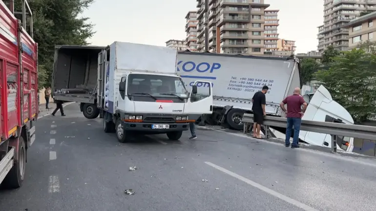 Esenler’de Kumaş Yüklü Tir, Dere Yatağına Düştü; 1 Yaralı