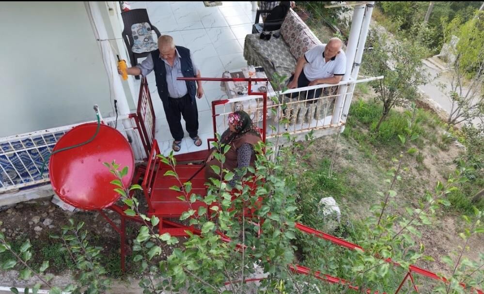 Eşine Olan Sevgisi 60 Basamaklık Merdivene Asansör Yaptırdı