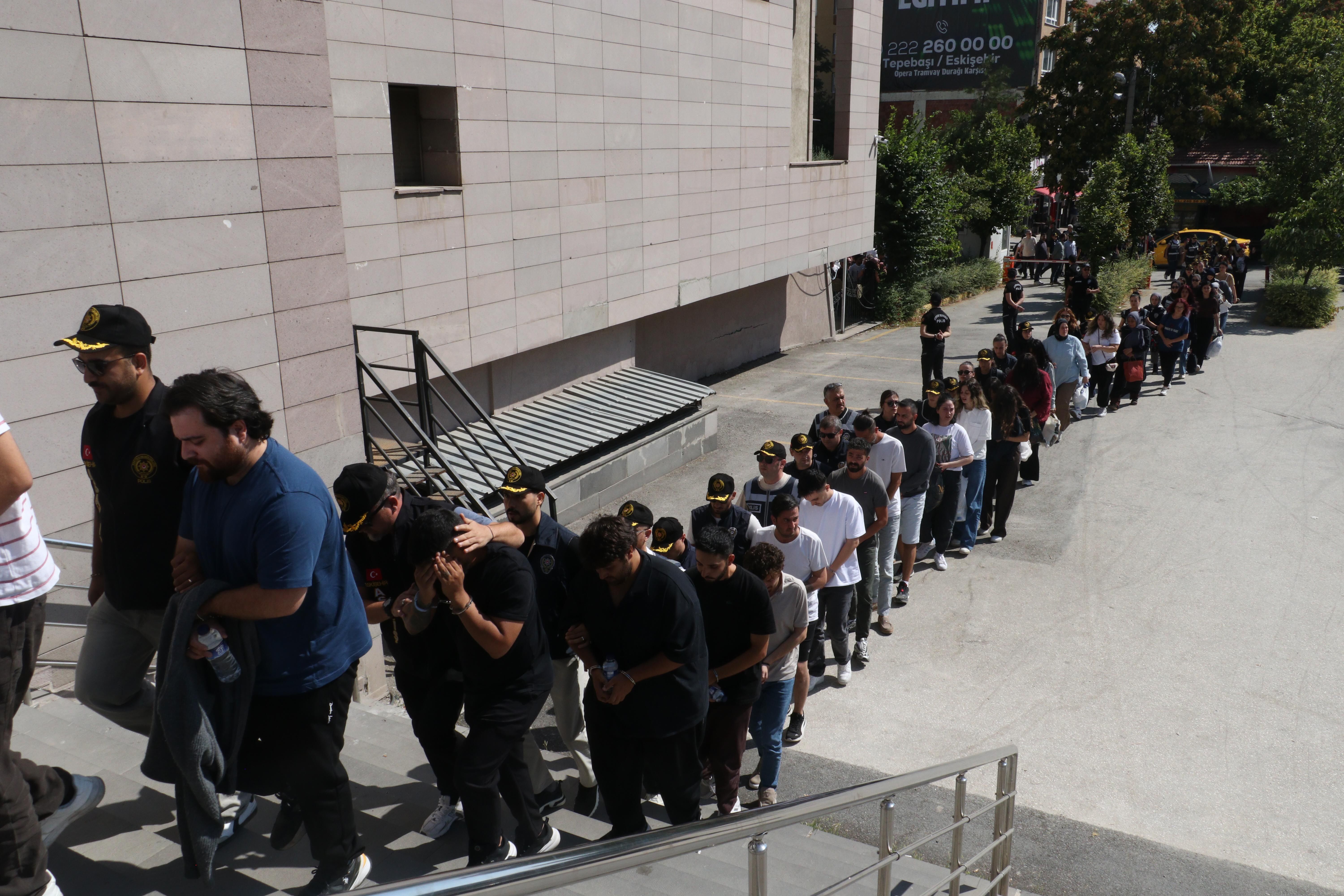 Eskişehir Merkezli 19 Ilde Modem Dolandırıcılığı Operasyonunun Şüphelileri Adliyede
