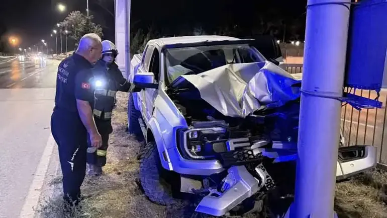 Eskişehir'de Alkollü Sürücünün Kullandığı Kamyonet Aydınlatma Direğine Çarptı; 1 Yaralı