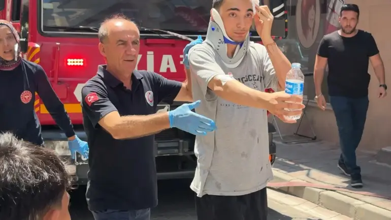 Evinde Ilaçlama Yaparken Patlama Oldu; 1’I Ağır 2 Yaralı 1
