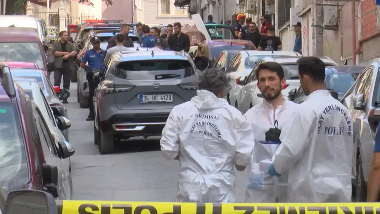 Fatih'te Eşini Ve Kızını Silahla Öldüren Koca Intihar Etti