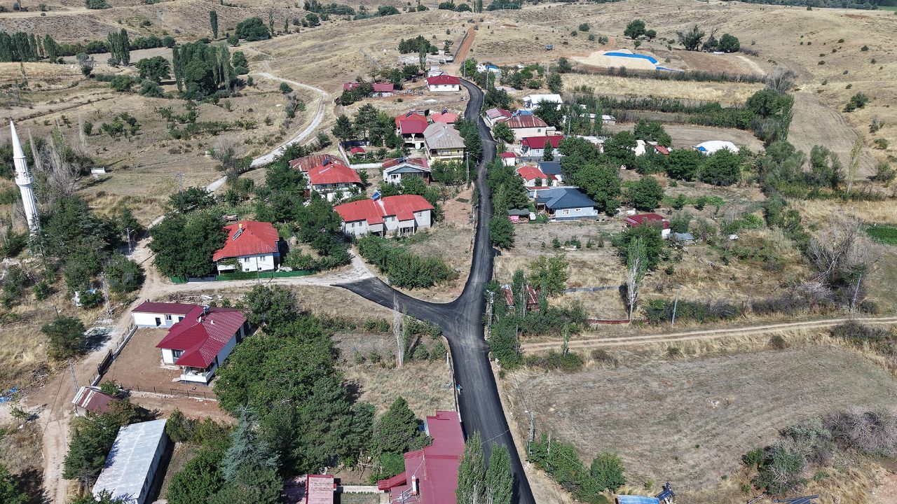 Göksun'da mahalle yolu sıcak asfaltla yenileniyor