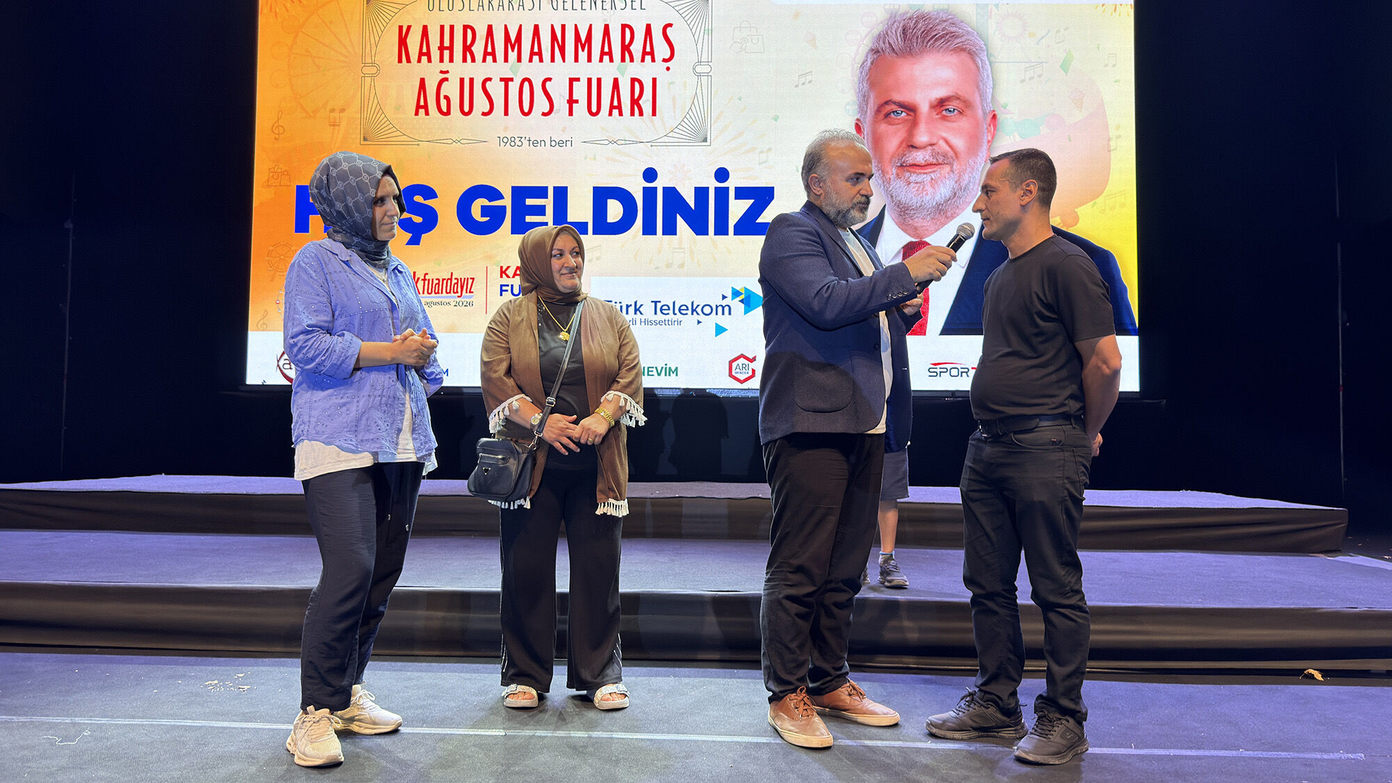 Kahramanmaraş Ağustos Fuarı'nda aileler sahnede kıyasıya yarıştı