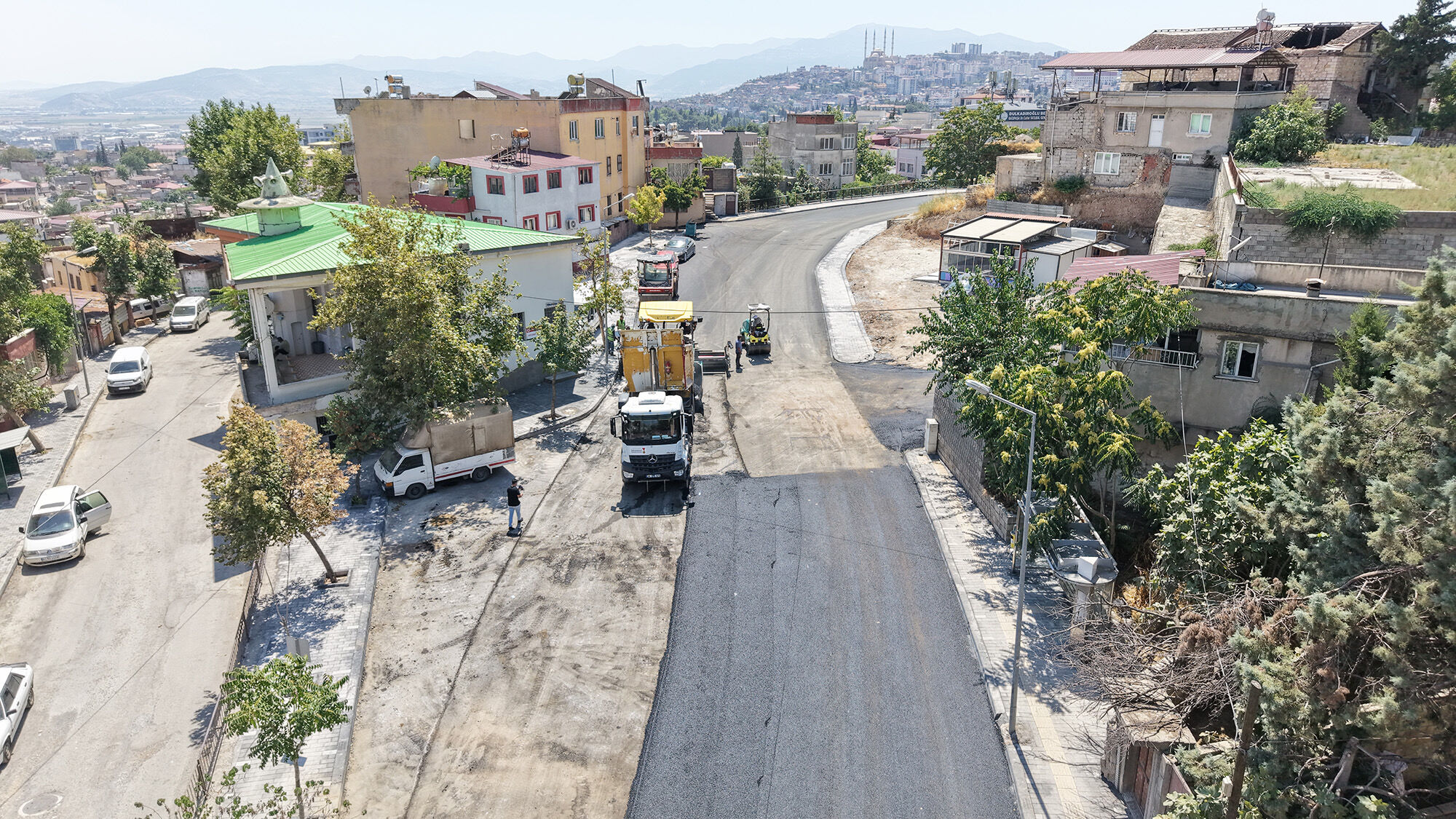 Gazneliler Caddesi'nde son kat asfalt seriliyor