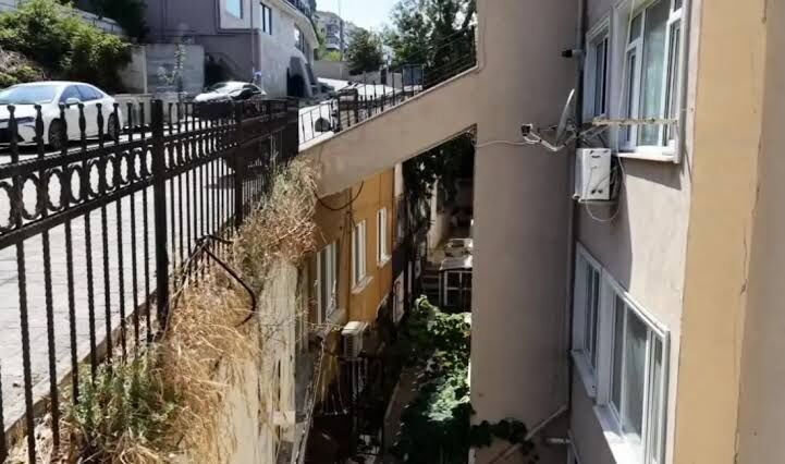 Şile’deki ‘üstünden yol geçen bina’ gündem oldu: Ev sakinleri durumdan memnun
