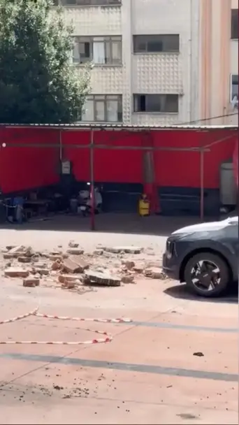 Kağıthane’de Duvar Otoparka Doğru Çöktü; 12 Sıfır Araçta 30 Milyon Liralık Hasar Oluştu