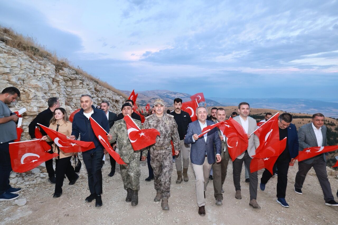 Kahramanmaraş Ahır Dağı zirvesinde dünyanın en büyük Türk bayrağıyla 30 Ağustos yürüyüşü