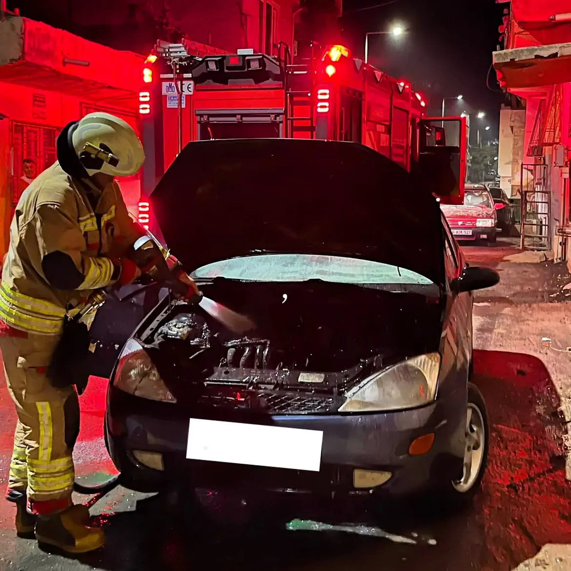 Kahramanmaraş Onikişubat’ta Gece Saatlerinde Araç Yangını Paniği (1)-1