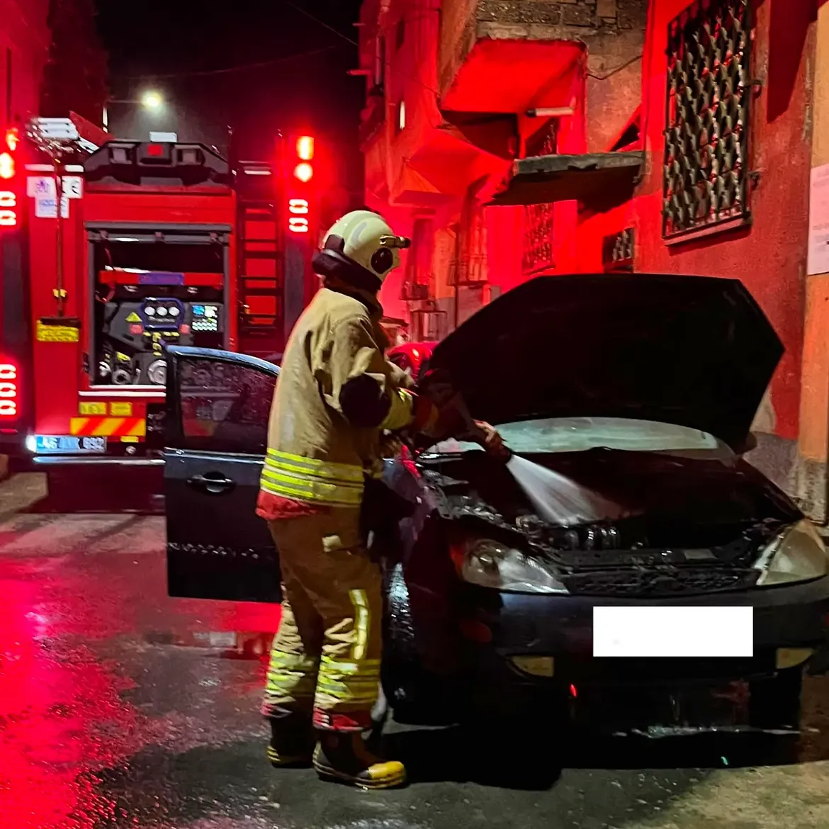 Kahramanmaraş Onikişubat’ta Gece Saatlerinde Araç Yangını Paniği (2)