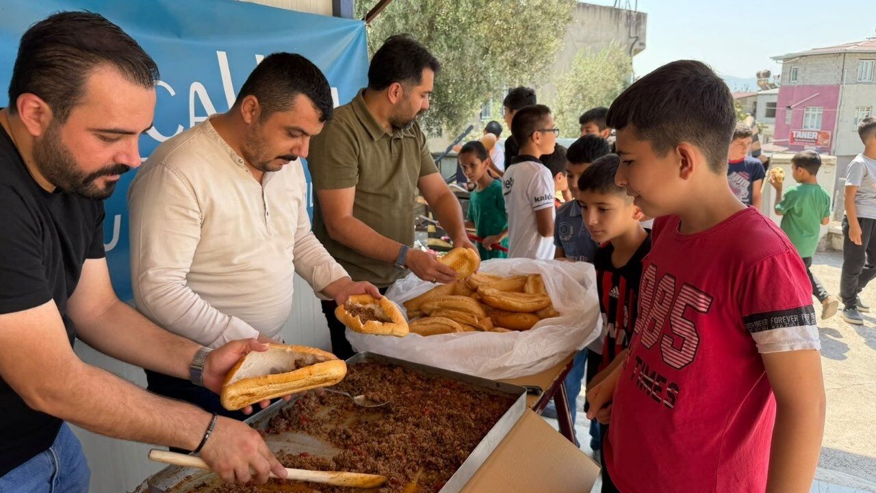 Kahramanmaraş Ülkü Ocakları'ndan öğrencilere yemek ikramı
