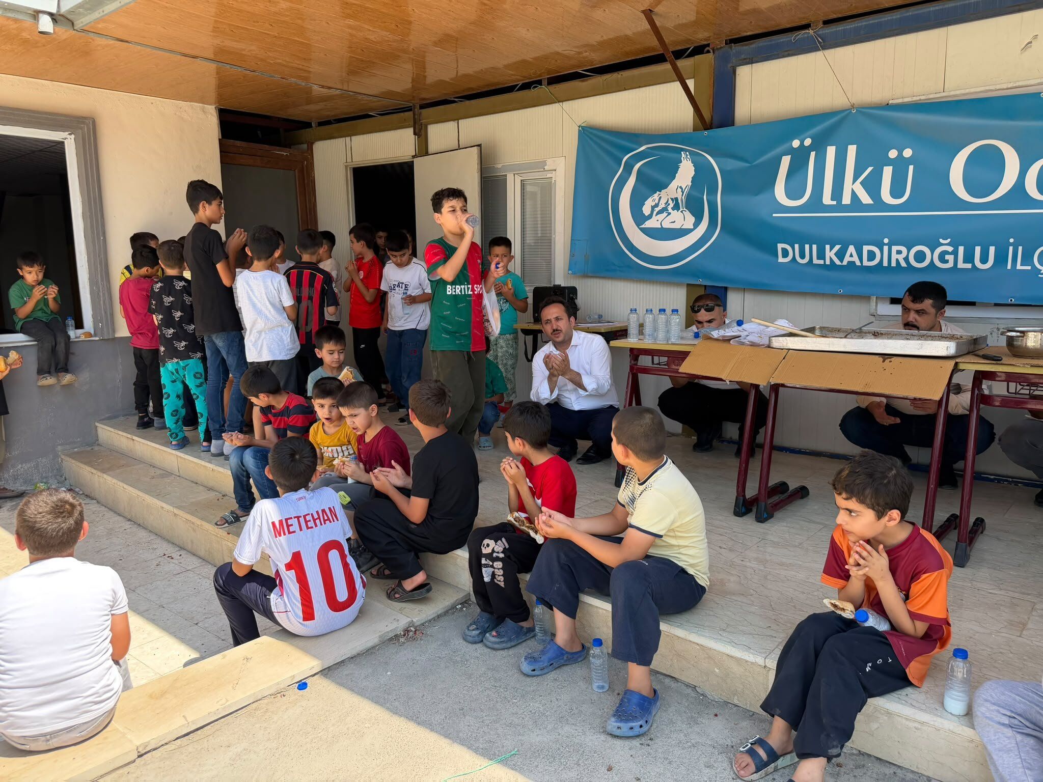 Kahramanmaraş Ülkü Ocakları'ndan Öğrencilere Yemek Ikramı3
